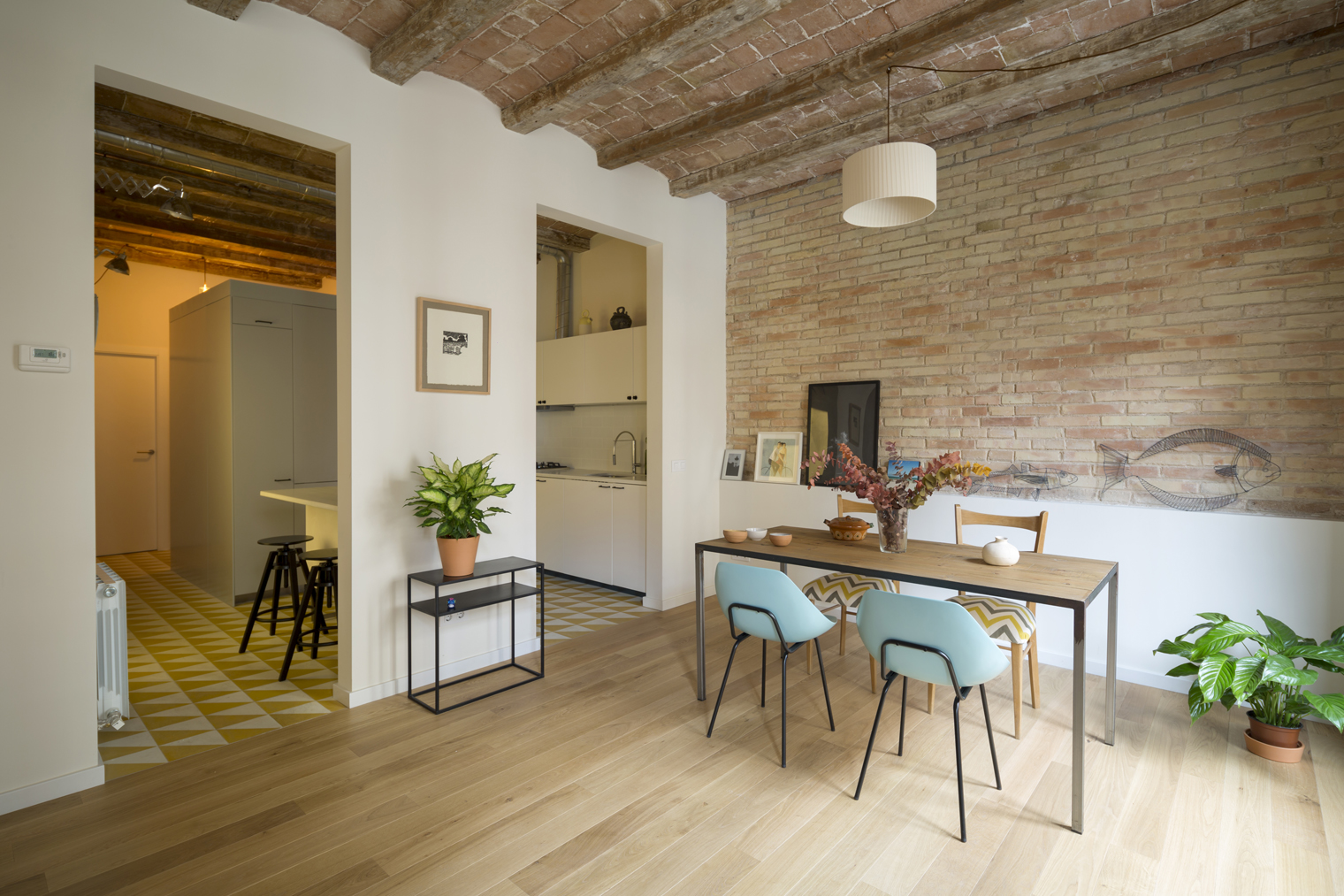 Nook architects saca partido al chafl n de barcelona for Foto di case antiche