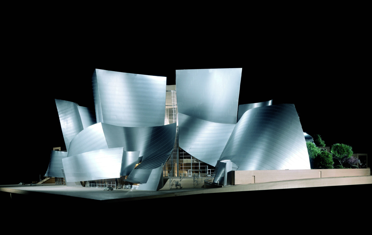 Frank Gehry 1997 exposición  Triennale di Milano Walt Disney Concert Hall Los Angeles Californiaclass=
