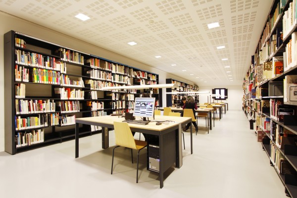 imagen interior biblioteca especializada en diseño