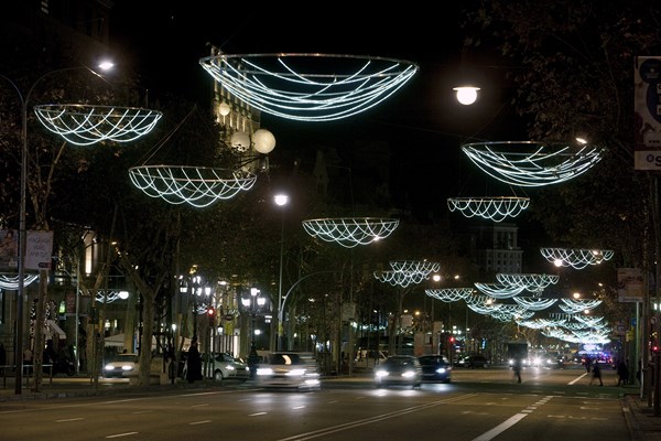Un juego de catenarias de Emiliana Design protagonista de la iluminación navideña del Passeig de Gracia