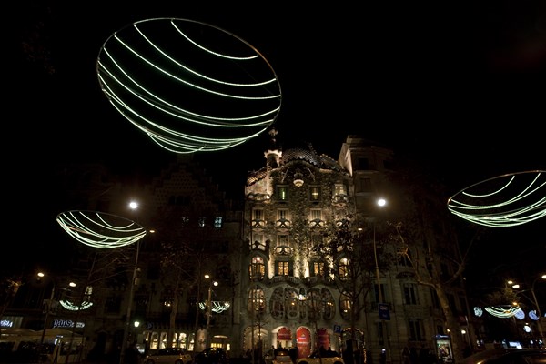 Un juego de catenarias de Emiliana Design protagonista de la iluminación navideña del Passeig de Gracia