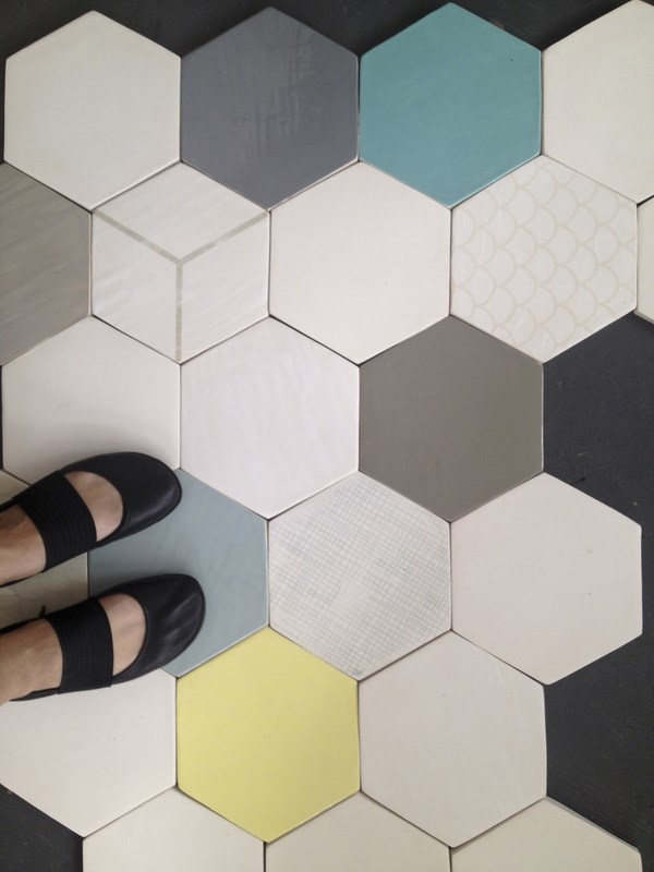 wallpapering tiles con papel reciclado y de ceramica diariodesign