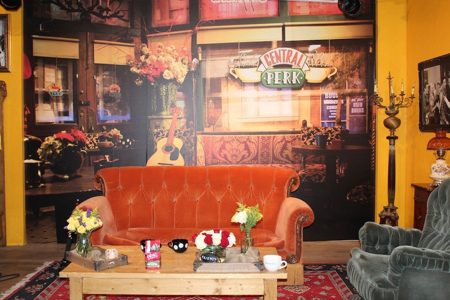 Кафе из другого. Central Perk друзья Нью Йорк. Central Perk кофейня Нью-Йорк. Кафе из сериала друзья в Нью-Йорке. Кафе френдс в Нью Йорк.