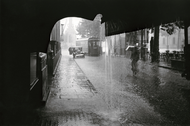 Autor desconocido, ca. 1930. Las Ramblas, a la altura de la tienda de L. Roisin, un día de lluvia. © Institut d’Estudis Fotogràfics de Catalunya (IEFC)