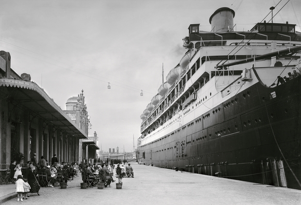 Autor desconocido, ca. 1920. Transatlántico atracado en el puerto de Barcelona. © Institut d’Estudis Fotogràfics de Catalunya (IEFC)