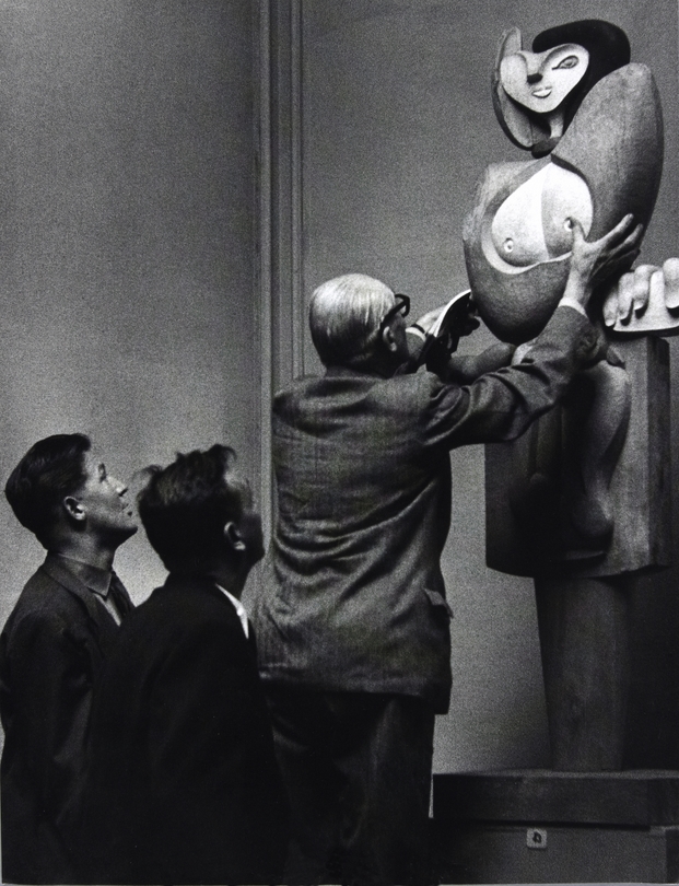 Le Corbusier présentant sa sculpture Femme. © FLC, ADAGP, Paris 2015