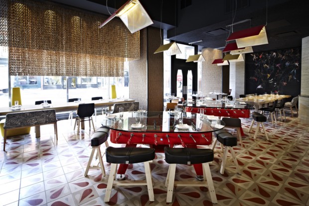 Mesa futbolín, diseño de Jose Andrés en su restaurante Jaleo (Washignton DC). Producida por RS-Barcelona