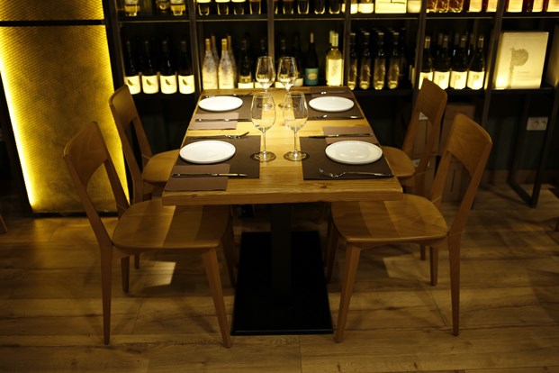 mesas del restaurante en barcelona Foxos de Lluria de Carlos Martínez Interiors