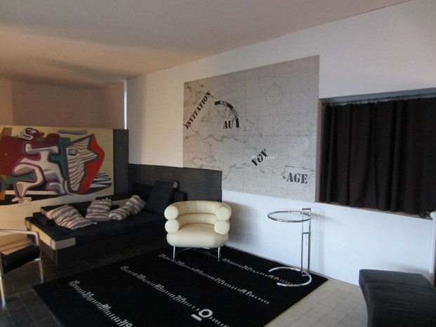 salon de la casa E.1027 con mural de Le Corbusier diariodesign