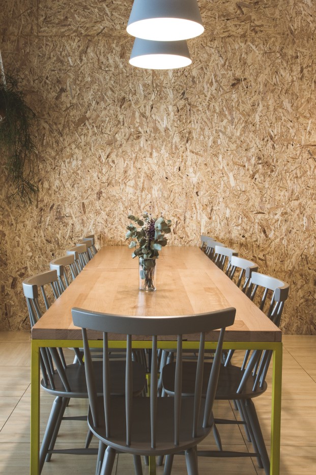 mesa de restaurante el curry verde de Hiruki Studio en Hodarribia diariodesign 