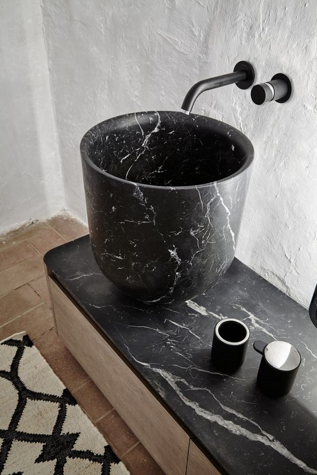 reformas en el bano de lavamanos con marmol negro
