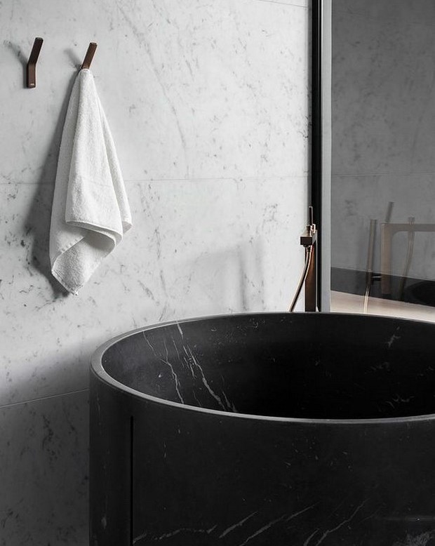 reformas en el bano de una bañera con marmol negro
