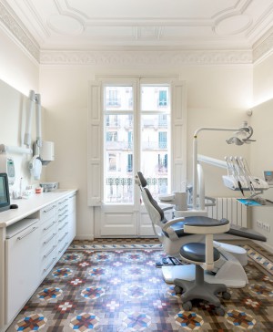 La clinica dental Rossell Carol está situada en un piso tradicional del ensanche de Barcelona