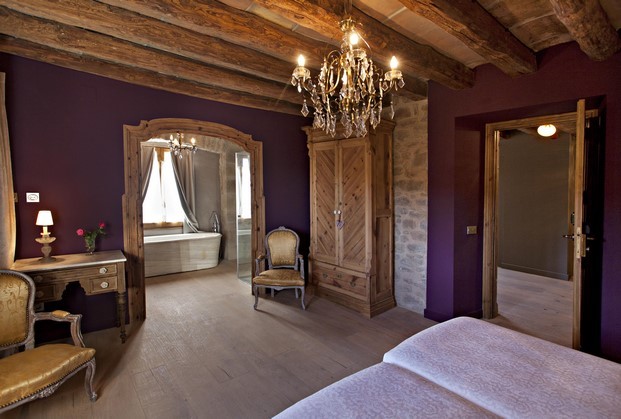 dormitorio de la casa rural Hotel La Vella Farga en el solsones