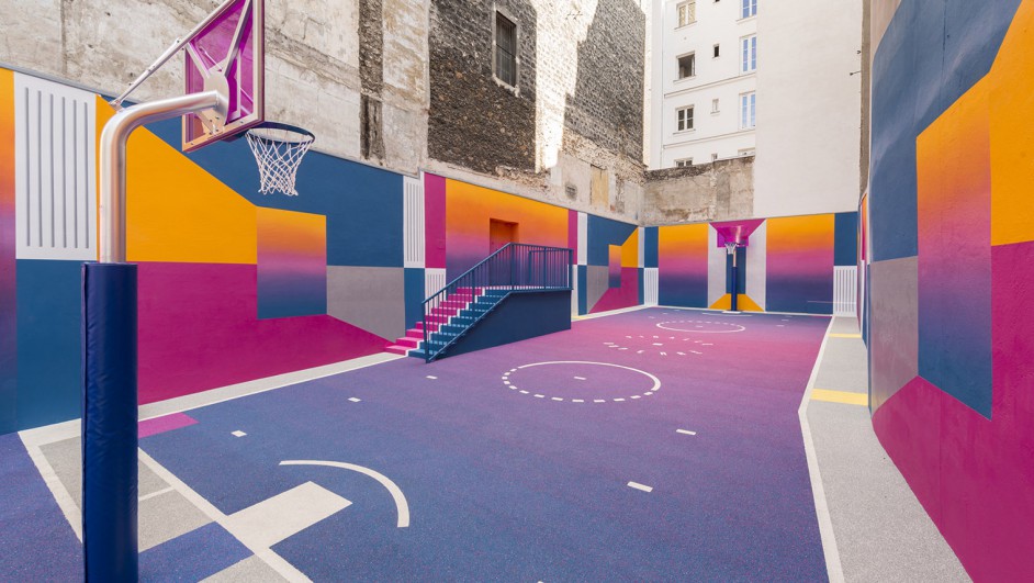 pista baloncesto en un patio de llstudio en pigalle con nike en paris diariodesign