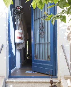 entrada de una casa de pueblo en barcelona de barbara Aurell diariodesign