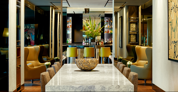 mesa de marmol del bar sixty one Gran Hotel Domine Foraster Arquitectos diariodesign