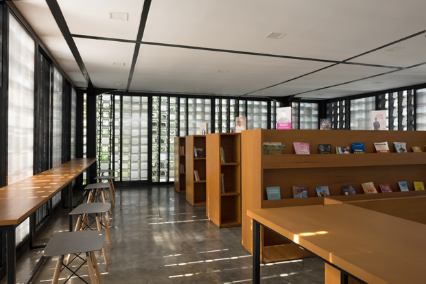 interior microbiblioteca Microlibrary Bima SHAU Indonesia diariodesign