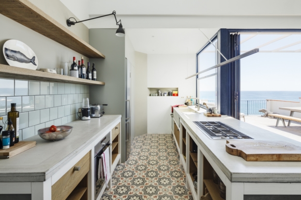cocina casa en la costa brava nook arquitectos esgarbi diariodesign