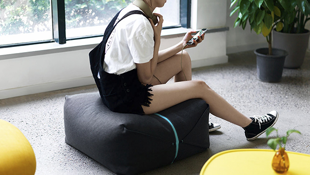 chica sentada en pouf de zaozuo de yonoh design diariodesign