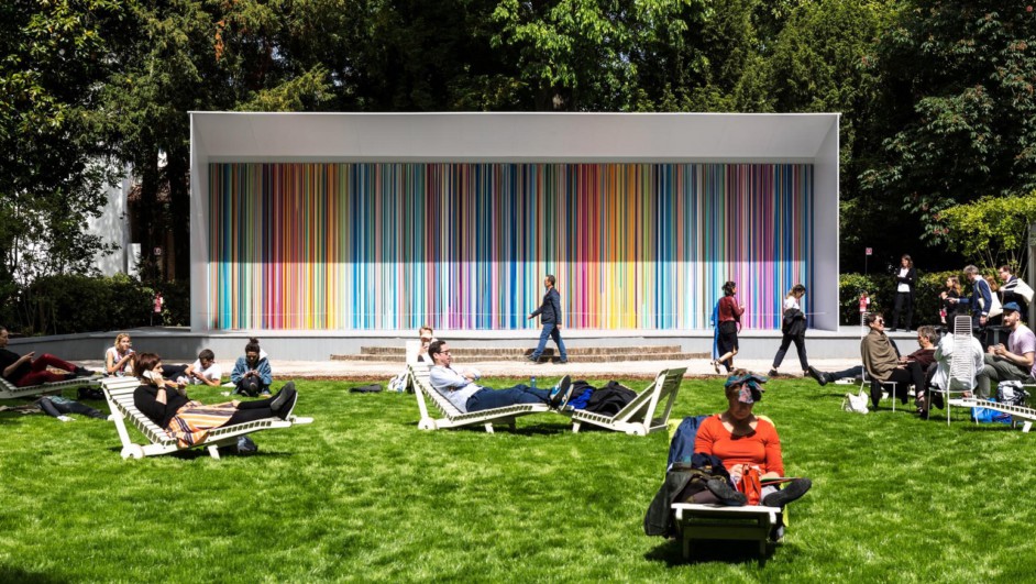 instalacion de Swatch en Giardini Colourfall para la biennale de venecia diariodesign