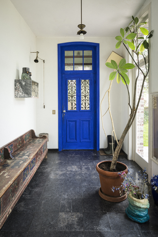Airbnb en la design miami Muller Van Severen puerta entrada azul diariodesign