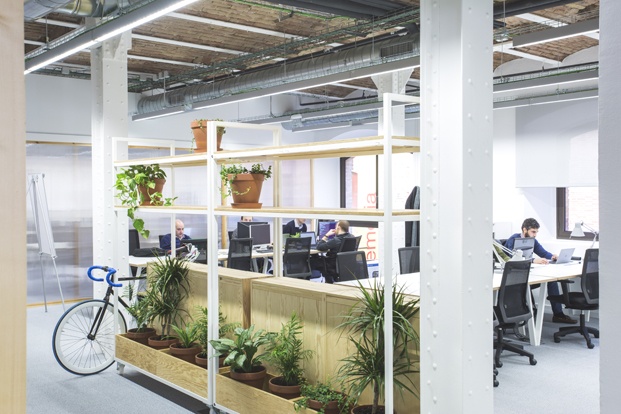 DearDesign disena oficinas mVentures en el Tech City center en el palau de mar de barcelona bancada de madera diariodesign