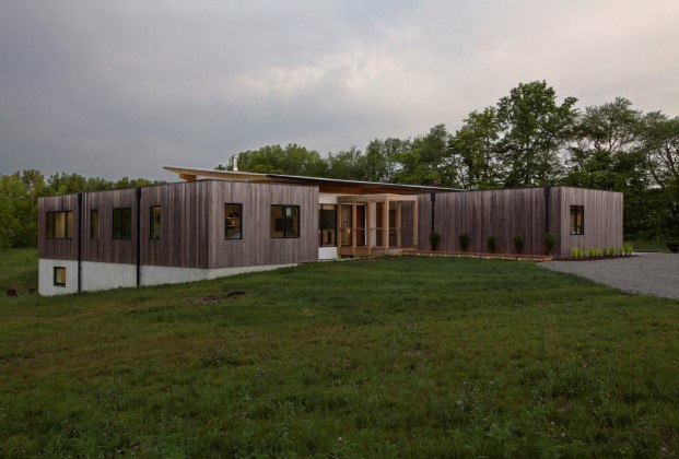 casa con madera modificada térmicamente en indianapolis de haus architects diariodesign