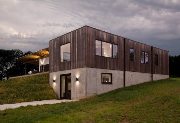 casa con madera modificada térmicamente en indianapolis de haus architects diariodesign