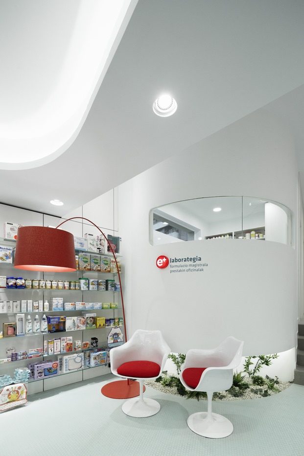 Reforma-farmacia-moderna-blanco-rojo