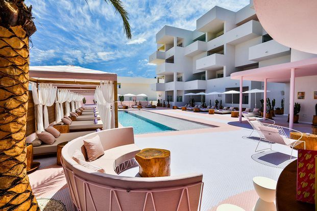 piscina-rosa-hotel-paradiso-ibiza-estilo-miami-art-deco-diariodesign