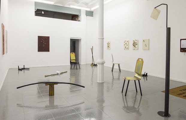 Galería de arte contemporáneo con sillas barcelona gallery weekend diariodesign