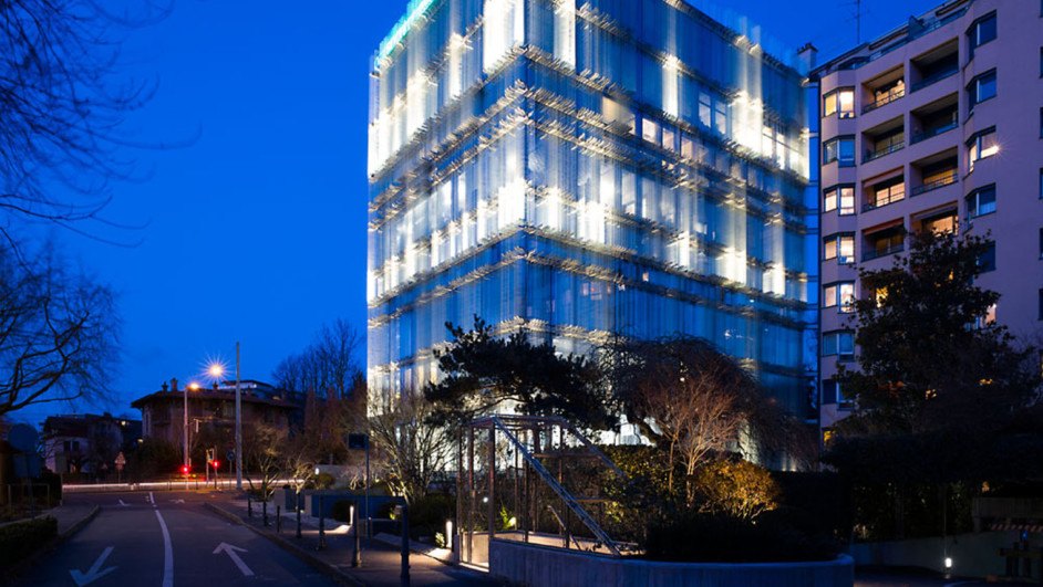 Edificio SPG con nueva fachada de cristal y luz