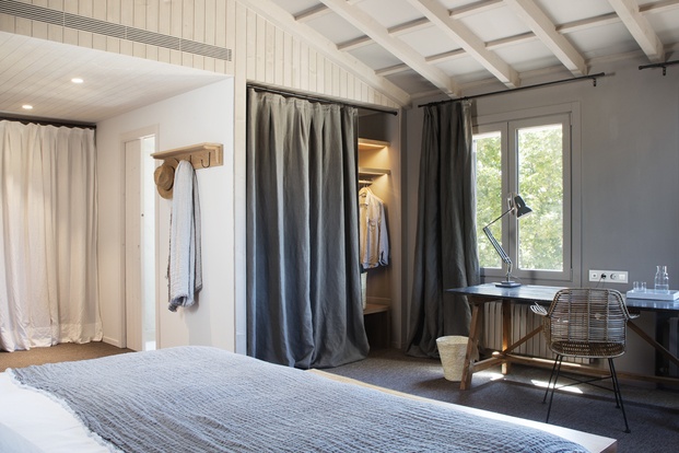 cortinas lino gris habitación casa rural son felip menorca diariodesign