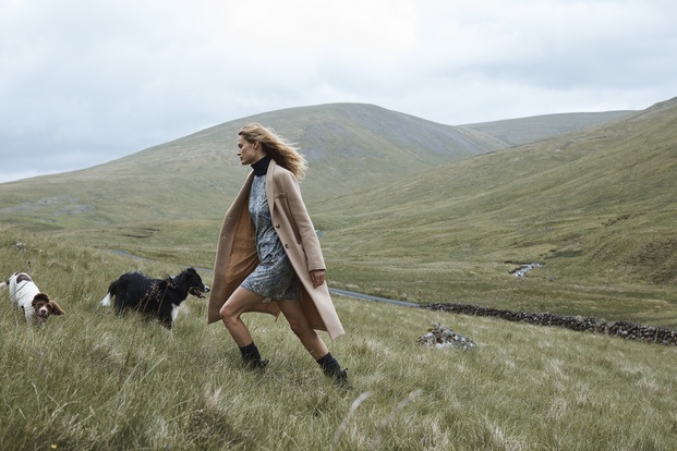 Chica caminando por el prado con abrigo beige H&M William Morris diariodesign
