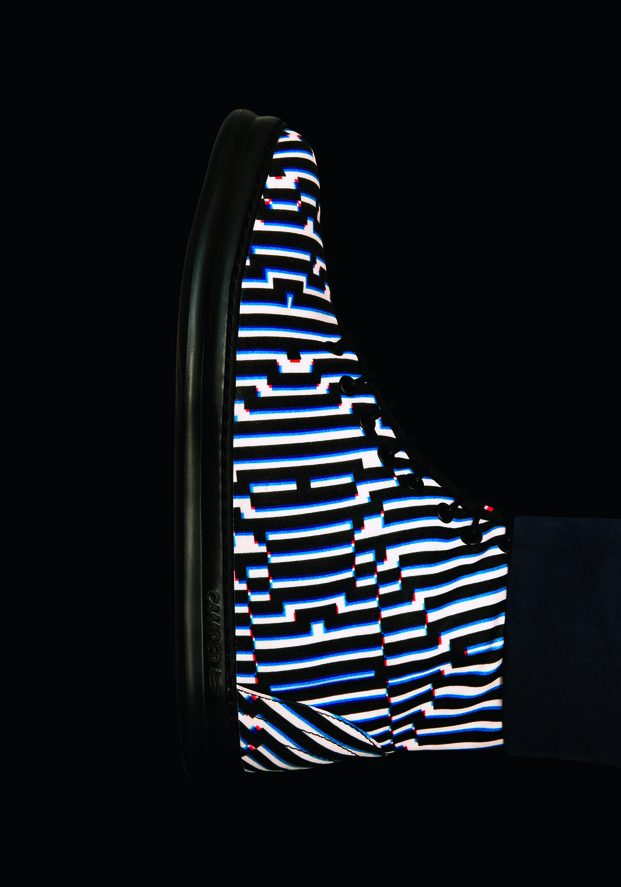 Zapato azul y blanco sobre fondo negro Camper by Zuzunaga diariodesign