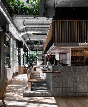 RYU restaurante japonés cemento y madera en la barra