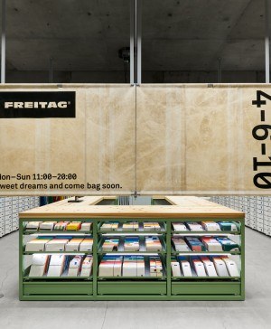 mostrador de acero y frente madera freitag osaka torafu architects