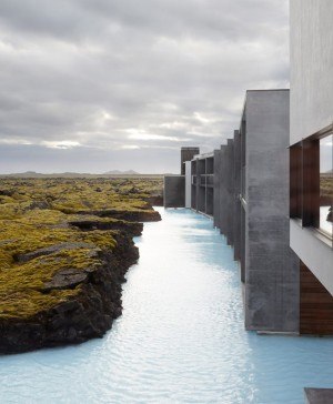 hotel en islandia blue lagoon retreat fachada paisaje hormigón madera lago
