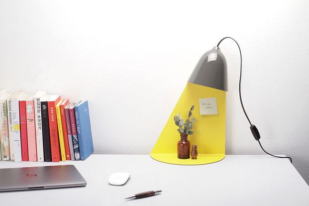 Luz de mesa de diseño con sombra amarilla - diariodesign