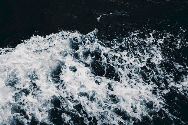 Foto del mar azul oscuro con olas blancas