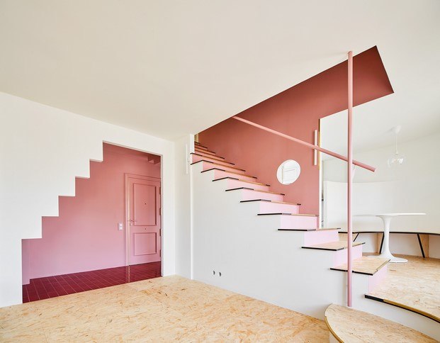 piso con escalera de color rosa