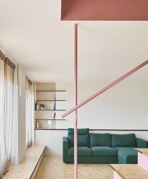 piso con escalera rosa en olot por unparelld'arquitectes diariodesign