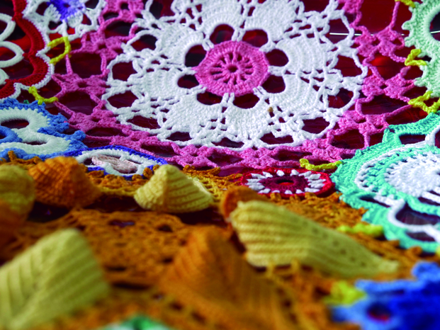 Colaboración Joana Vasconcelos con roche Bobois. Diseños de crochet