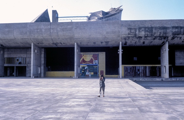 Benedetta Tagliabue delante de la Porte Email de Le Corbussier en India