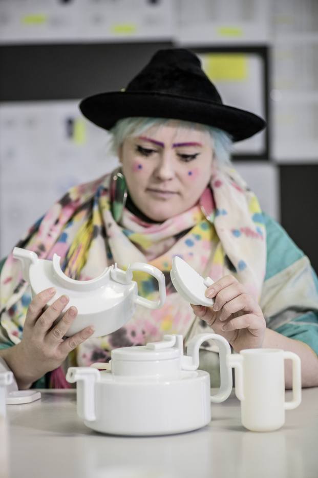 La diseñadora Bethan Laura Wood  con el set de té Tongue para Rosenthal