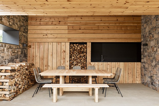 Casa en La Cerdanya. Porche de madera con leña