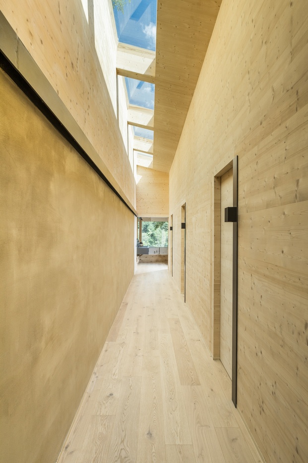 Casa en La Cerdanya. Pasillo de madera con claraboya en el techo