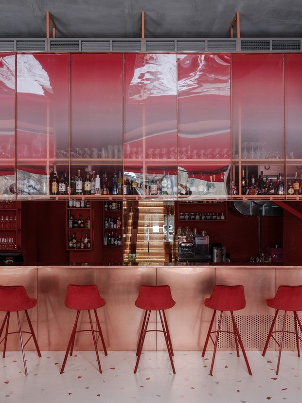 barra de bar metal rosa restaurante en moscú diariodesign