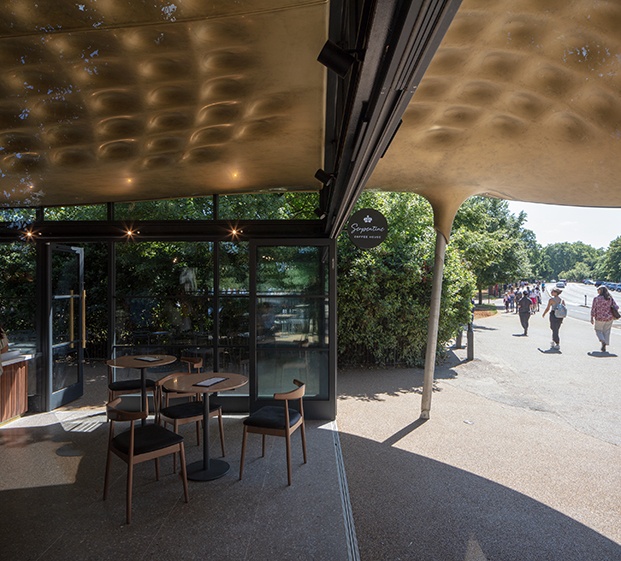 The Serpentine House Coffee diseñado por Mizzi Studio en Hyde Park